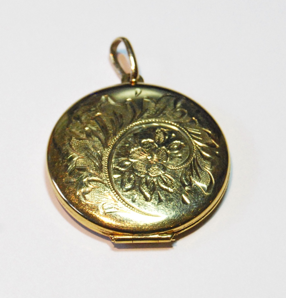 9ct gold circular locket engraved with a spray, 5.7g.