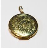 9ct gold circular locket engraved with a spray, 5.7g.