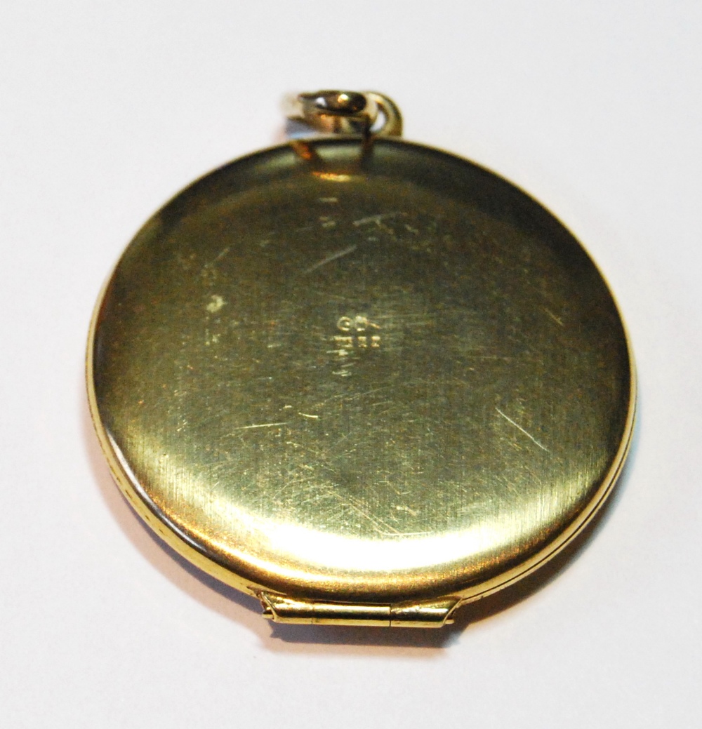 9ct gold circular locket engraved with a spray, 5.7g. - Image 2 of 2