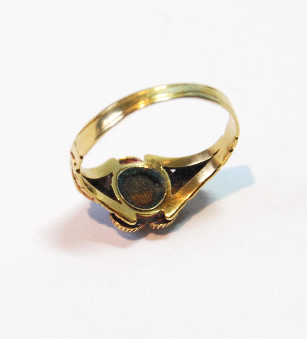 Victorian ring with five pearls and a small ruby in embossed gold with locket back, c. 1830, size P. - Image 3 of 3