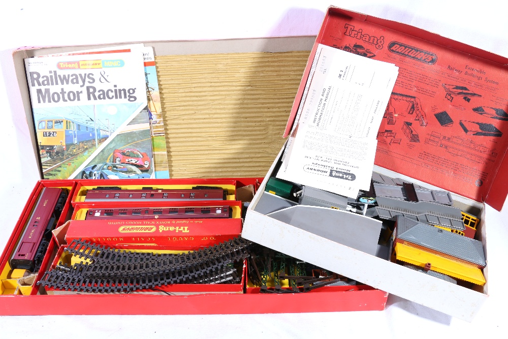 Tri-ang OO gauge train set RS36 with Electra locomotive, boxed and a station set R81, boxed.