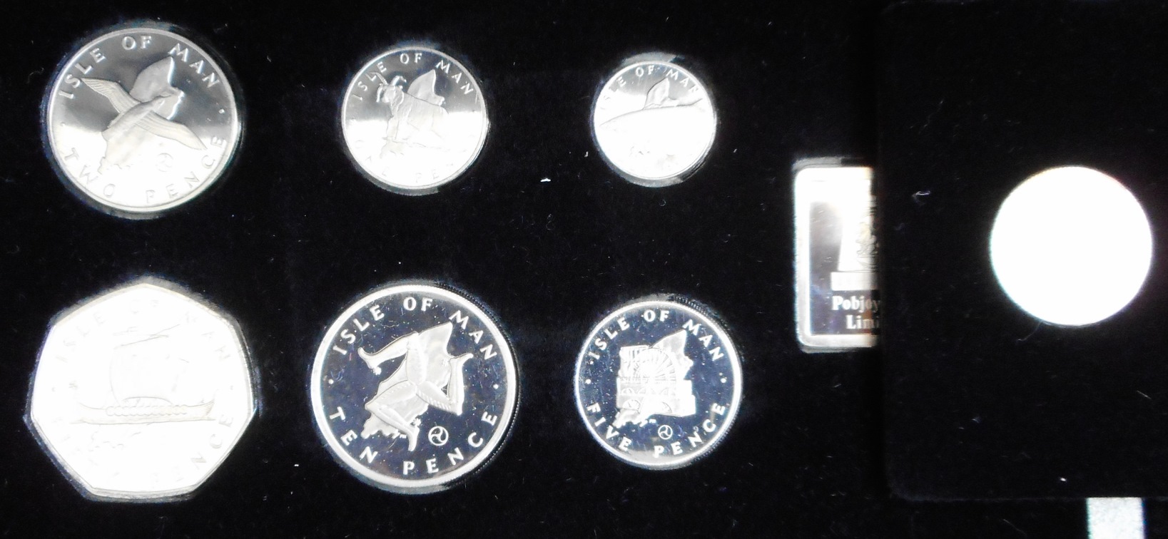 Isle of Man. (2) 1979 set of coins. Silver Proof. 1979 set of five crowns. B.Unc. Both cased.
