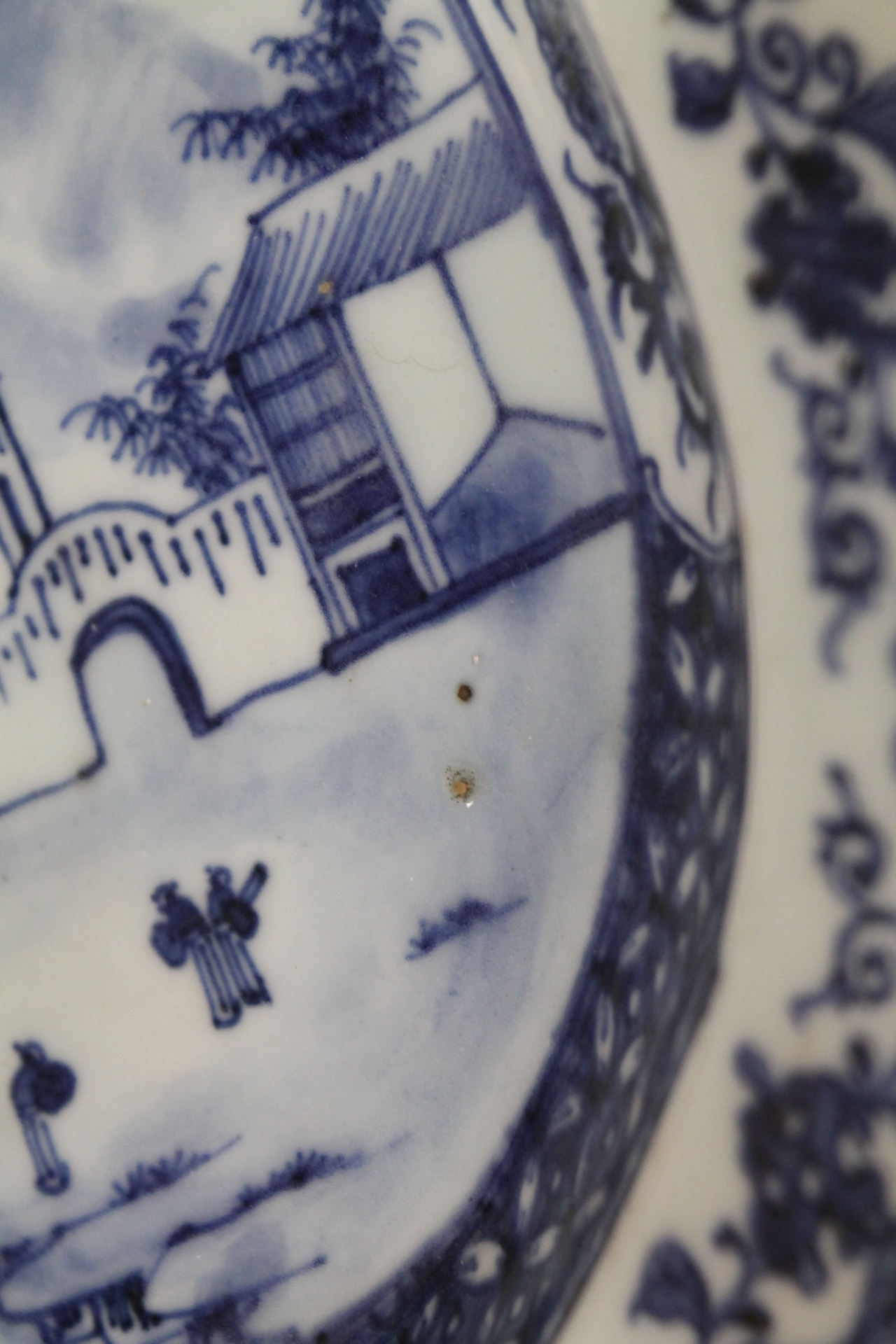 18th century Chinese Export blue & white octagonal deep ashet or meat plate decorated with figures - Image 14 of 15