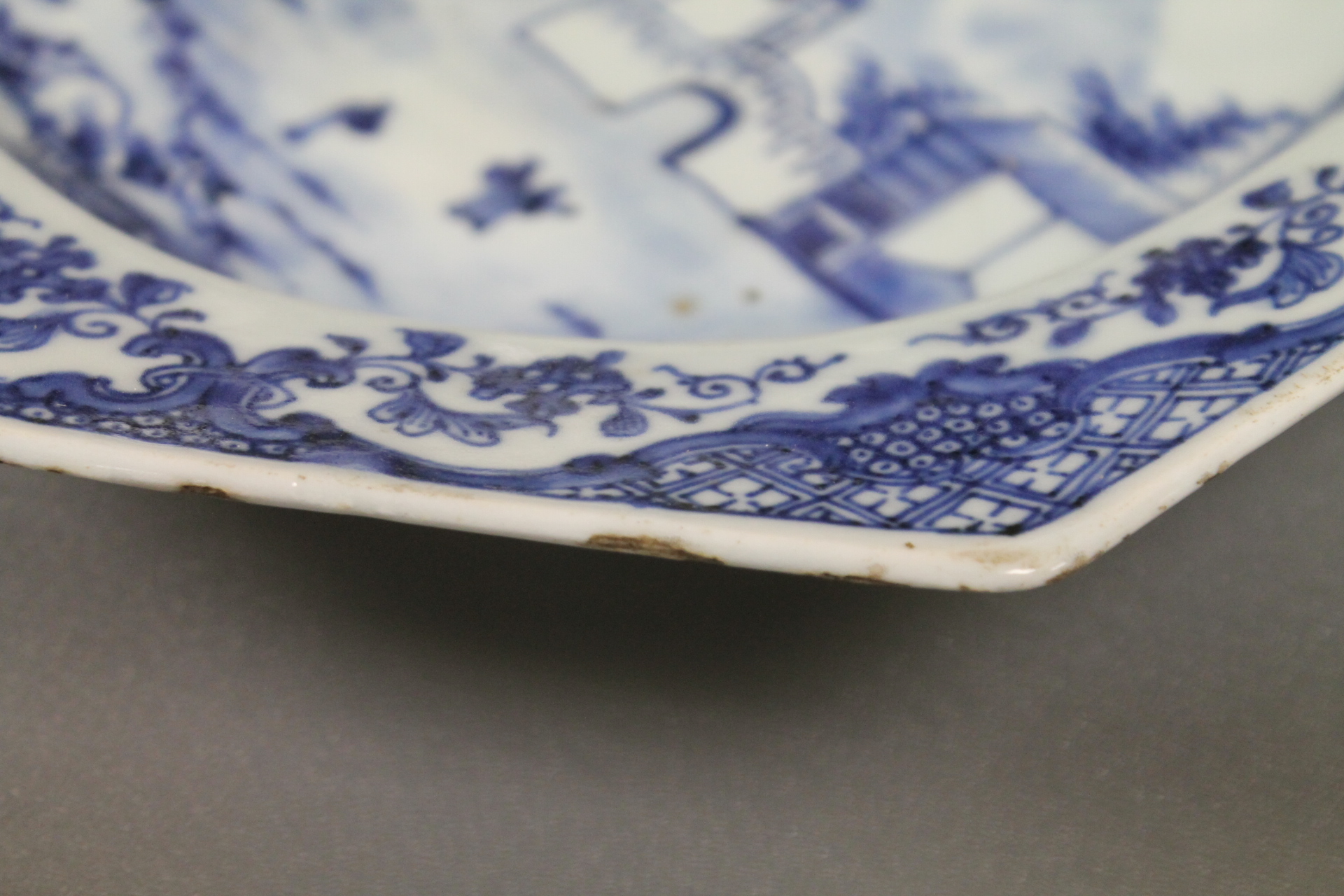 18th century Chinese Export blue & white octagonal deep ashet or meat plate decorated with figures - Image 7 of 15