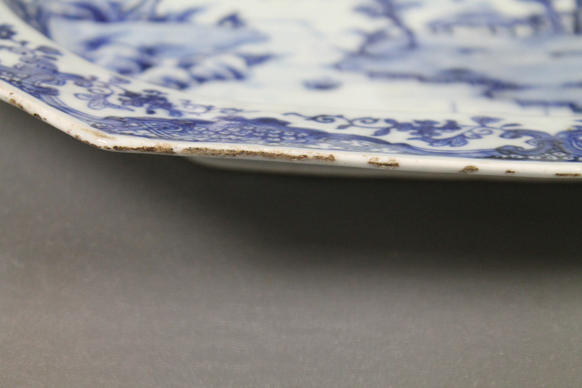 18th century Chinese Export blue & white octagonal deep ashet or meat plate decorated with figures - Image 5 of 15