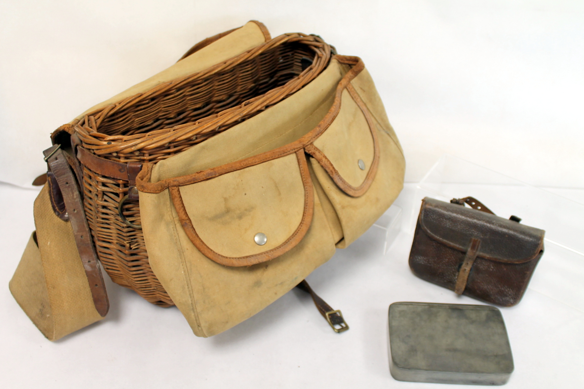 Late 19th/early 20th century fisherman's creel basket in wicker & canvas, approx. - Image 2 of 3