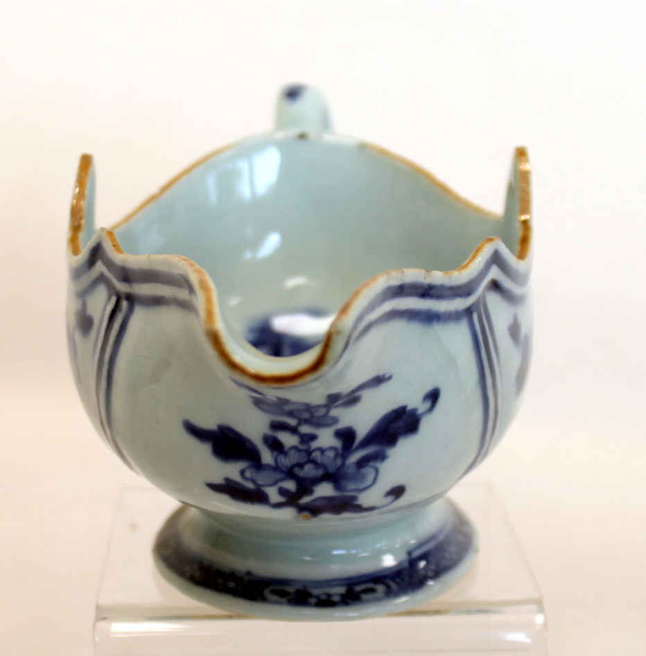 Pair of 18th century Chinese Export blue & white porcelain sauce boats, - Image 4 of 13