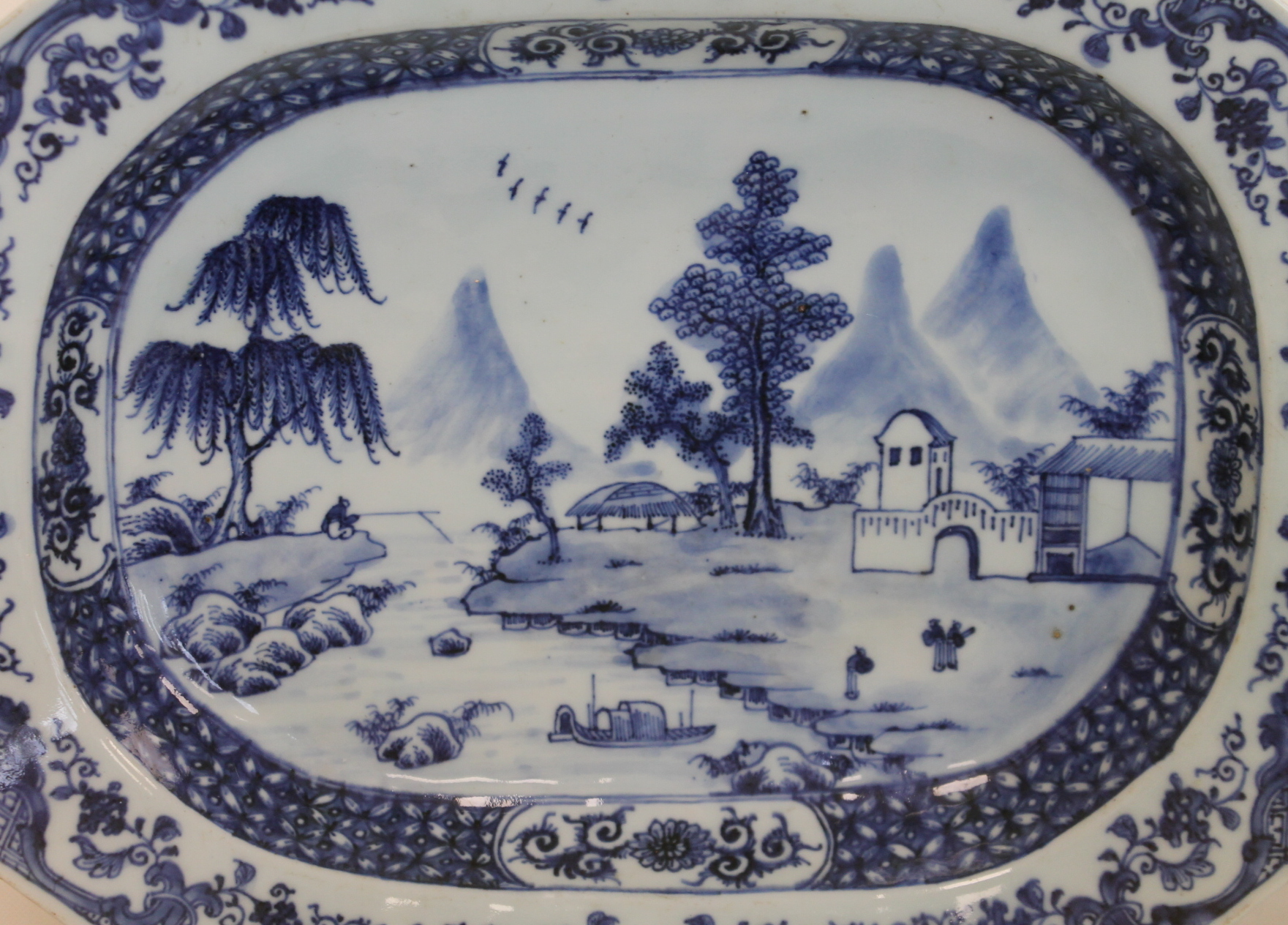 18th century Chinese Export blue & white octagonal deep ashet or meat plate decorated with figures - Image 2 of 15