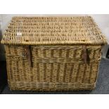 Wicker hamper of large size with rope handles, 80cm wide.