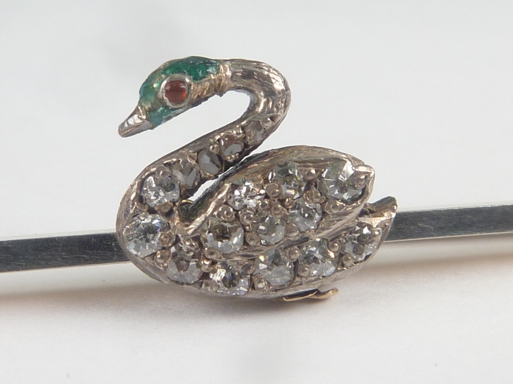 Pin with diamond and enamel swan in gold, platinum fronted. C1900. Condition Report. - Image 3 of 5