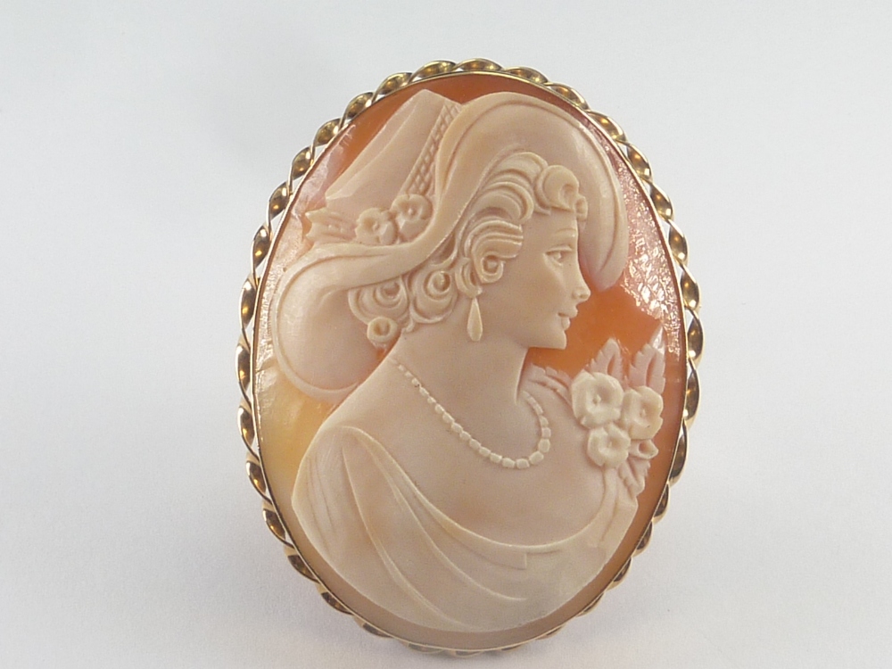 Cameo brooch / pendant with portrait of a woman in 9ct gold.