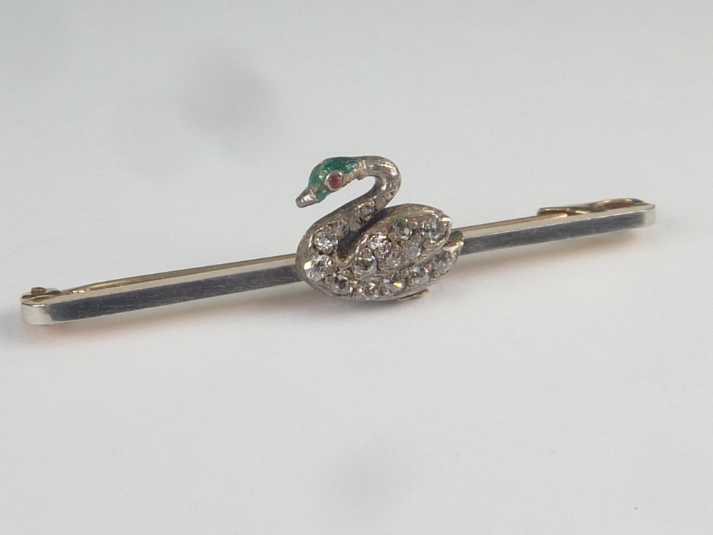 Pin with diamond and enamel swan in gold, platinum fronted. C1900. Condition Report. - Image 2 of 5