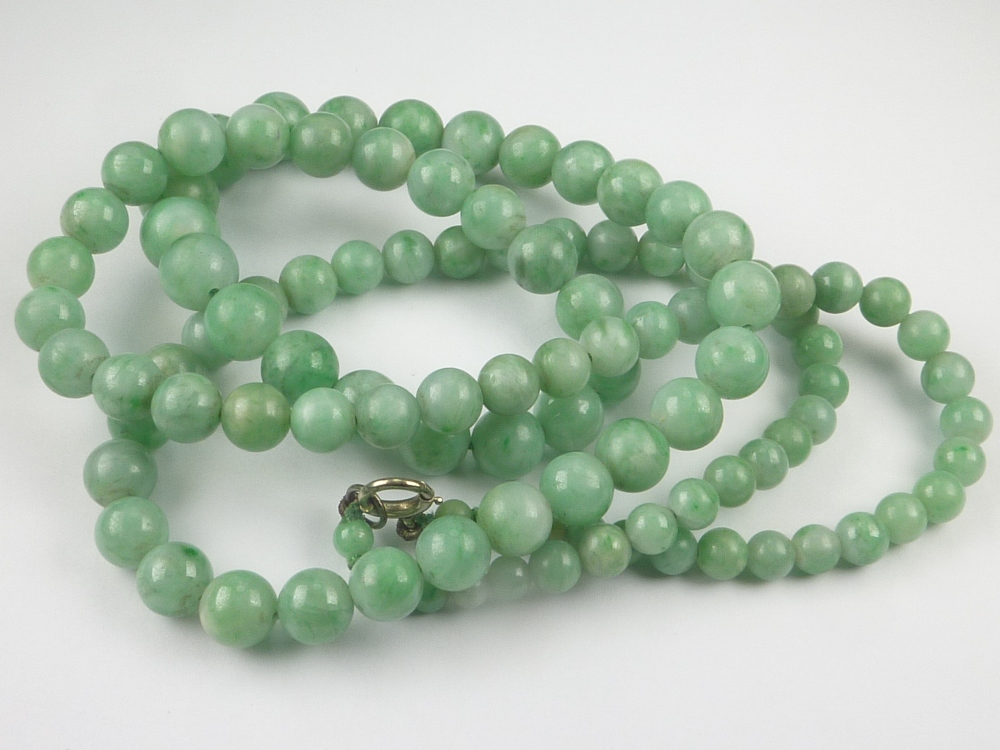 Necklet of graduated jadeite beads.