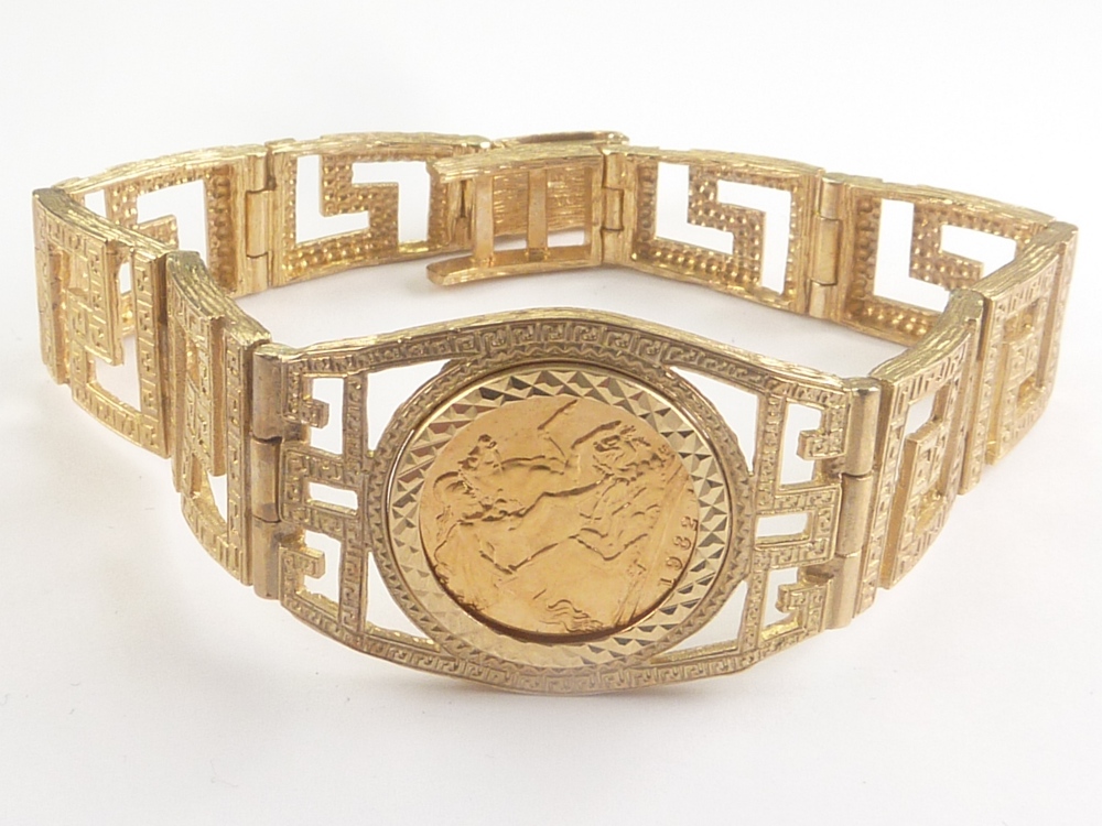 9ct gold openwork bracelet with a sovereign 1982, detachable. Condition Report.