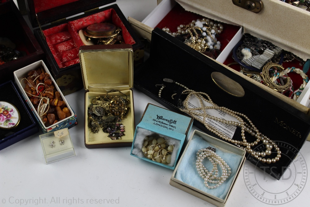 A quantity of assorted costume jewellery, to include; brooches, beads, - Image 5 of 5