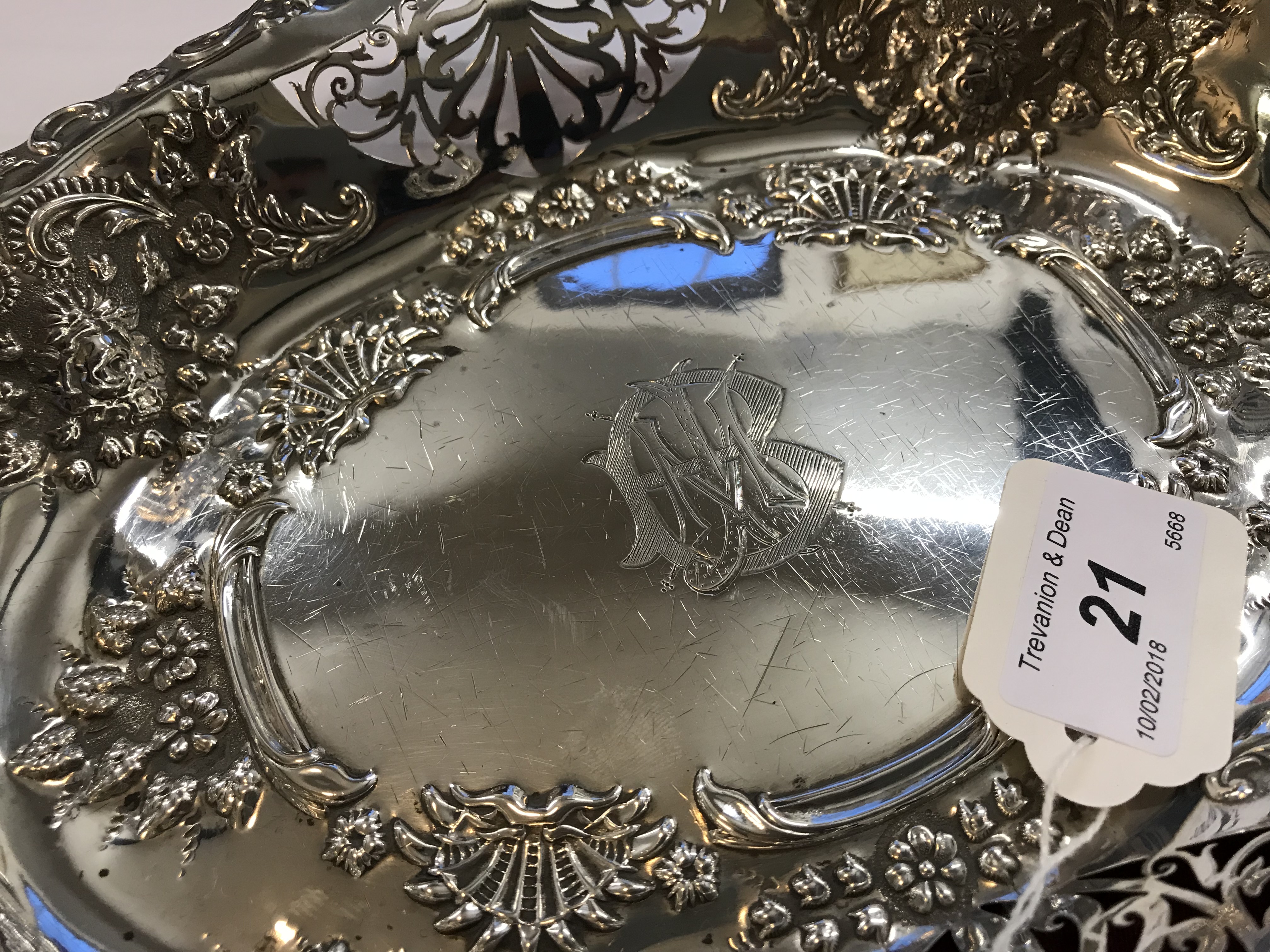 An Edwardian silver tray, Birmingham 1904, - Image 4 of 6