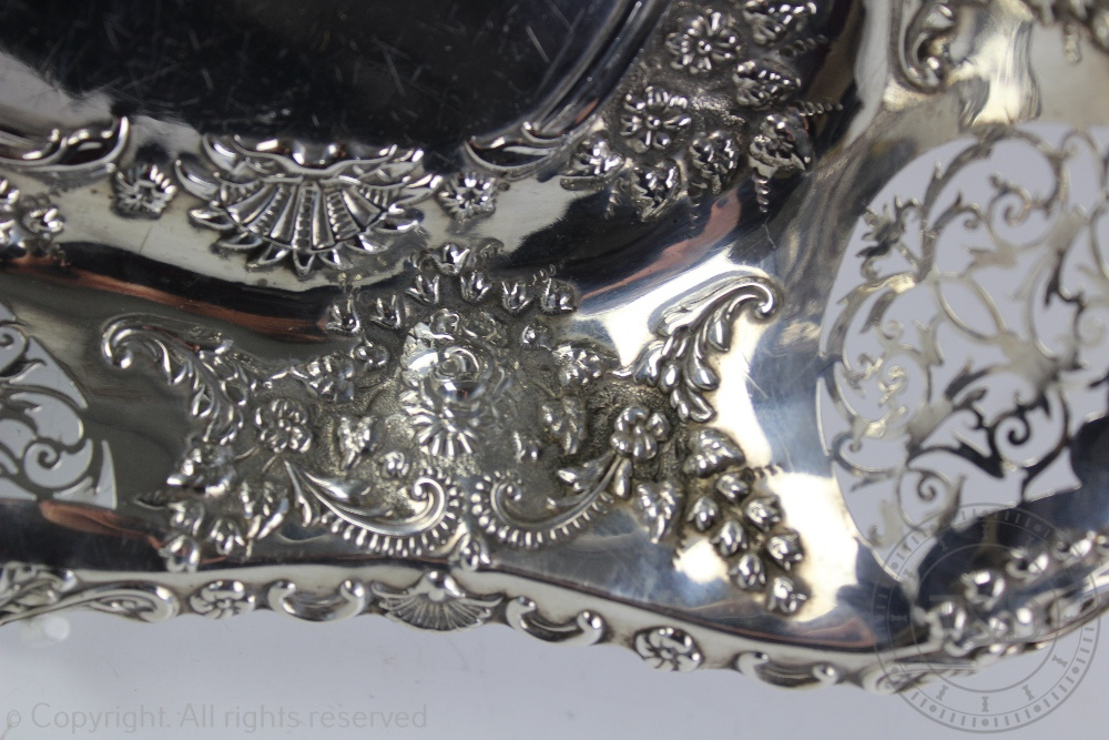 An Edwardian silver tray, Birmingham 1904, - Image 2 of 6