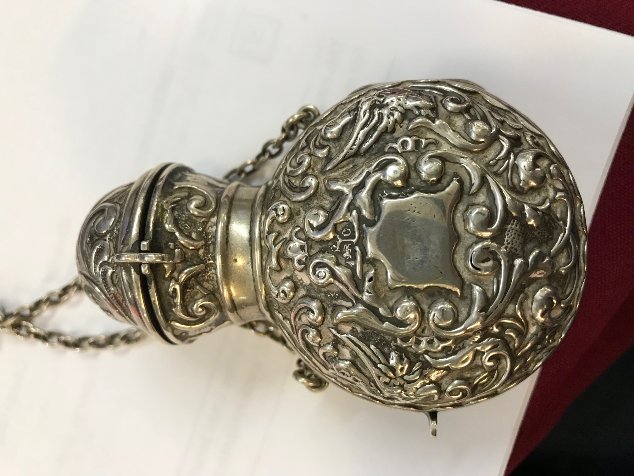 An Edwardian silver salts case and bottle, Synyer & Beddoes, Birmingham 1902, - Image 6 of 10