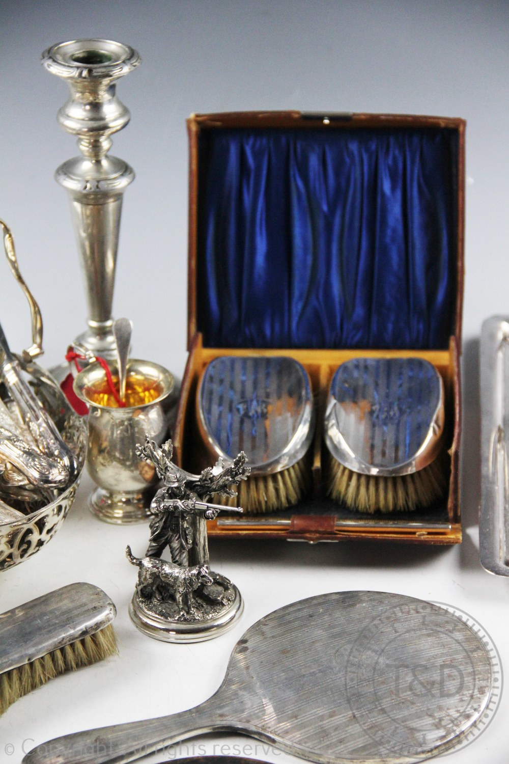 A miscellany of late Victorian and later silver and plated wares, to include; a scent bottle, - Image 3 of 4