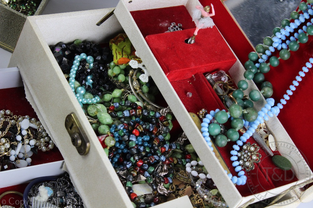 A quantity of assorted costume jewellery, to include; brooches, beads, - Image 3 of 5