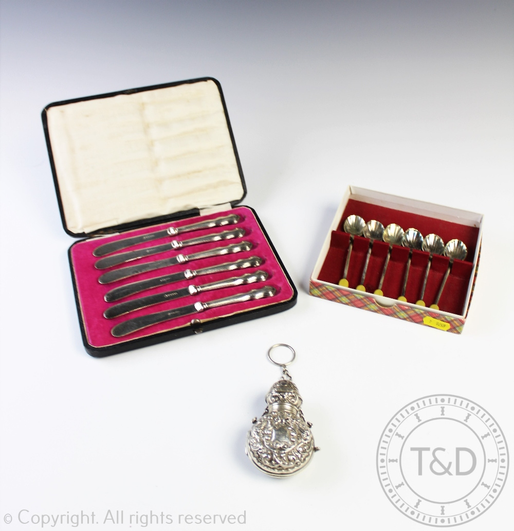 An Edwardian silver salts case and bottle, Synyer & Beddoes, Birmingham 1902, - Image 2 of 10