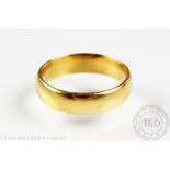 A 22ct yellow gold wedding band, of plain polioshed form, size M,
