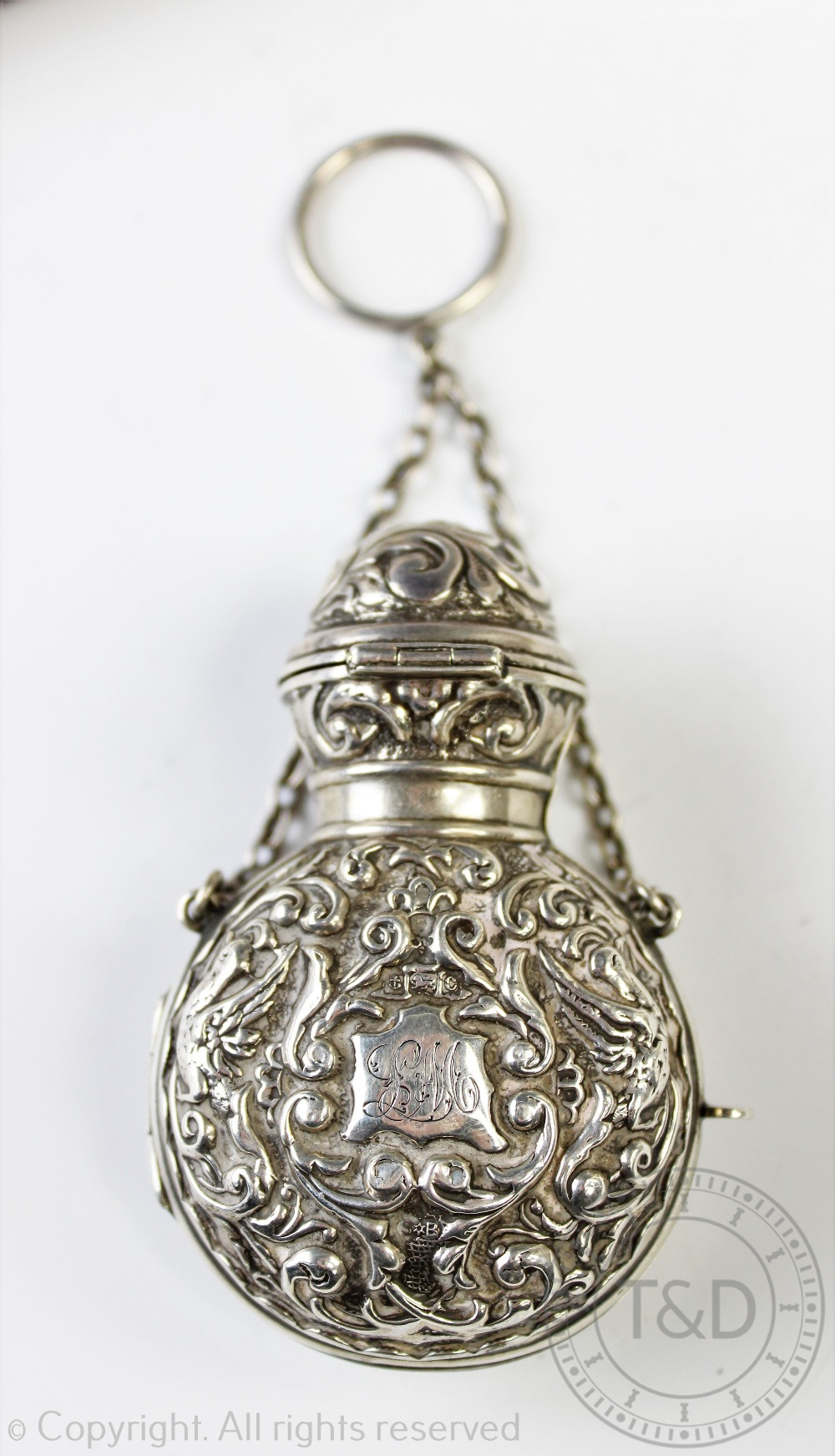 An Edwardian silver salts case and bottle, Synyer & Beddoes, Birmingham 1902,