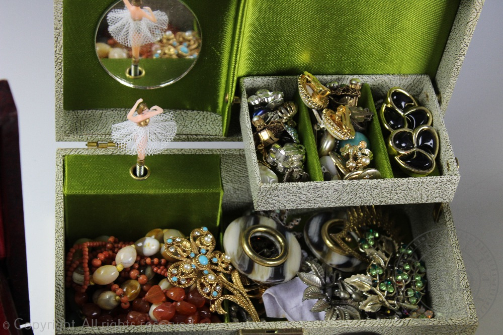 A quantity of assorted costume jewellery, to include; brooches, beads, - Image 4 of 5