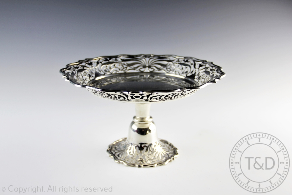 An Edwardian silver tazza, Goldsmiths & Silversmiths Co Ltd, London 1905,