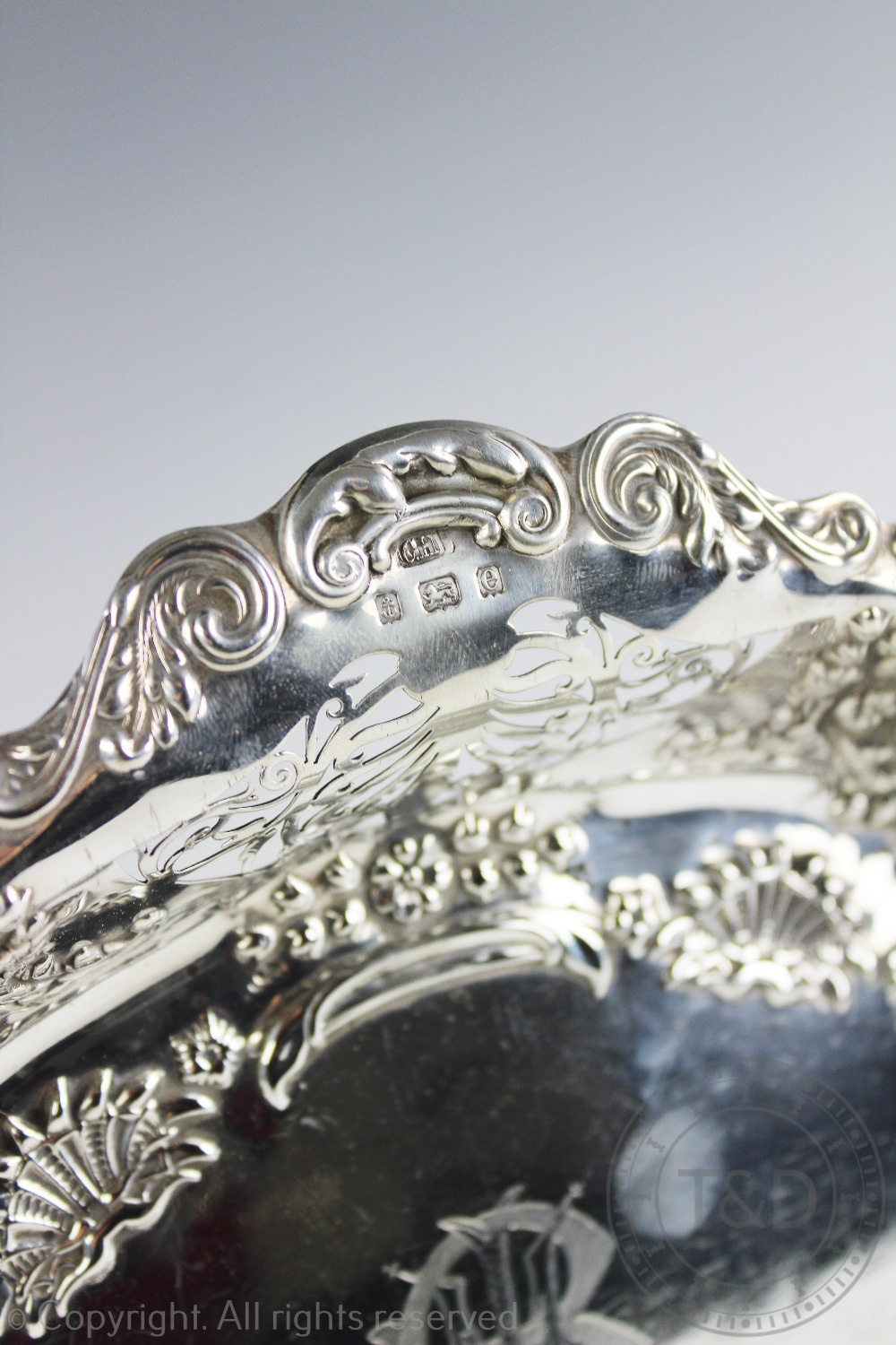 An Edwardian silver tray, Birmingham 1904, - Image 3 of 6