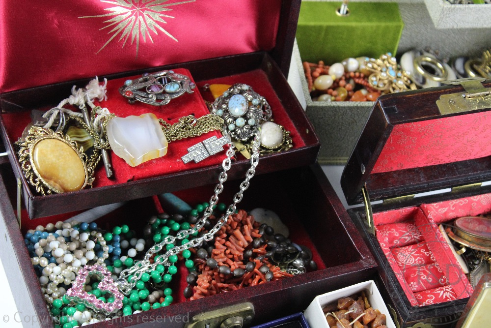 A quantity of assorted costume jewellery, to include; brooches, beads, - Image 2 of 5