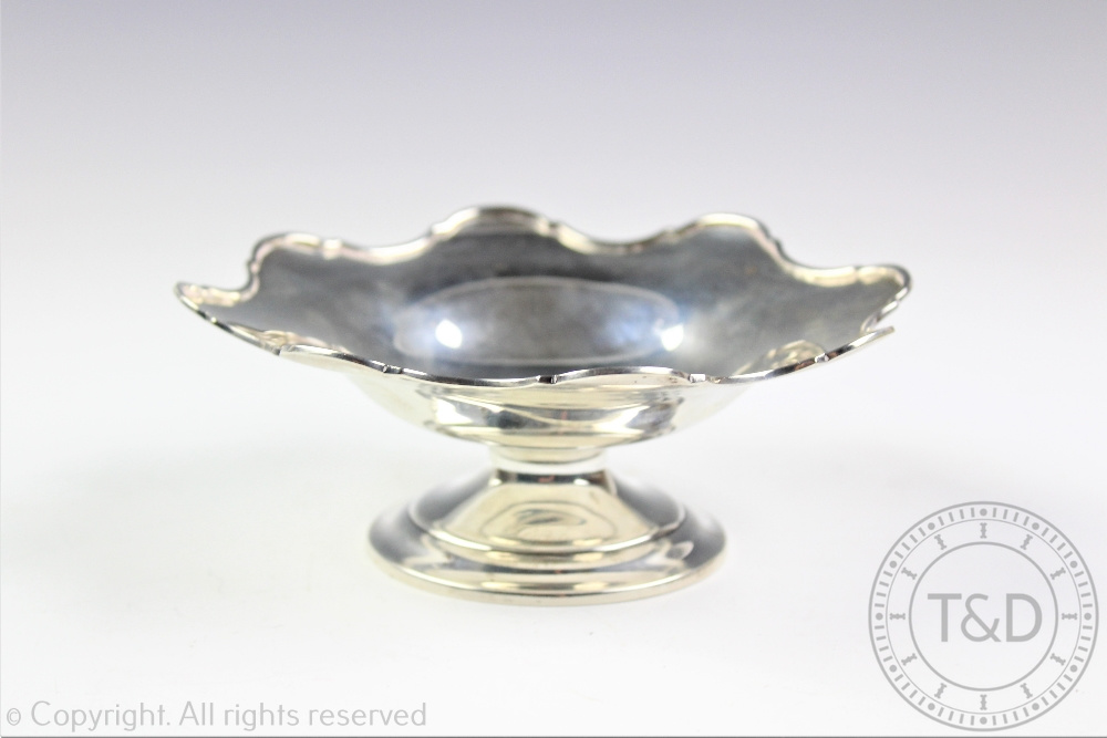 A George V silver pedestal bowl, Docker & Burn Ltd, Birmingham 1923, with a cast cusped rim,