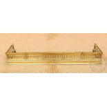 An Edwardian pierced brass fender 17cm H x 128cm W x 35cm D