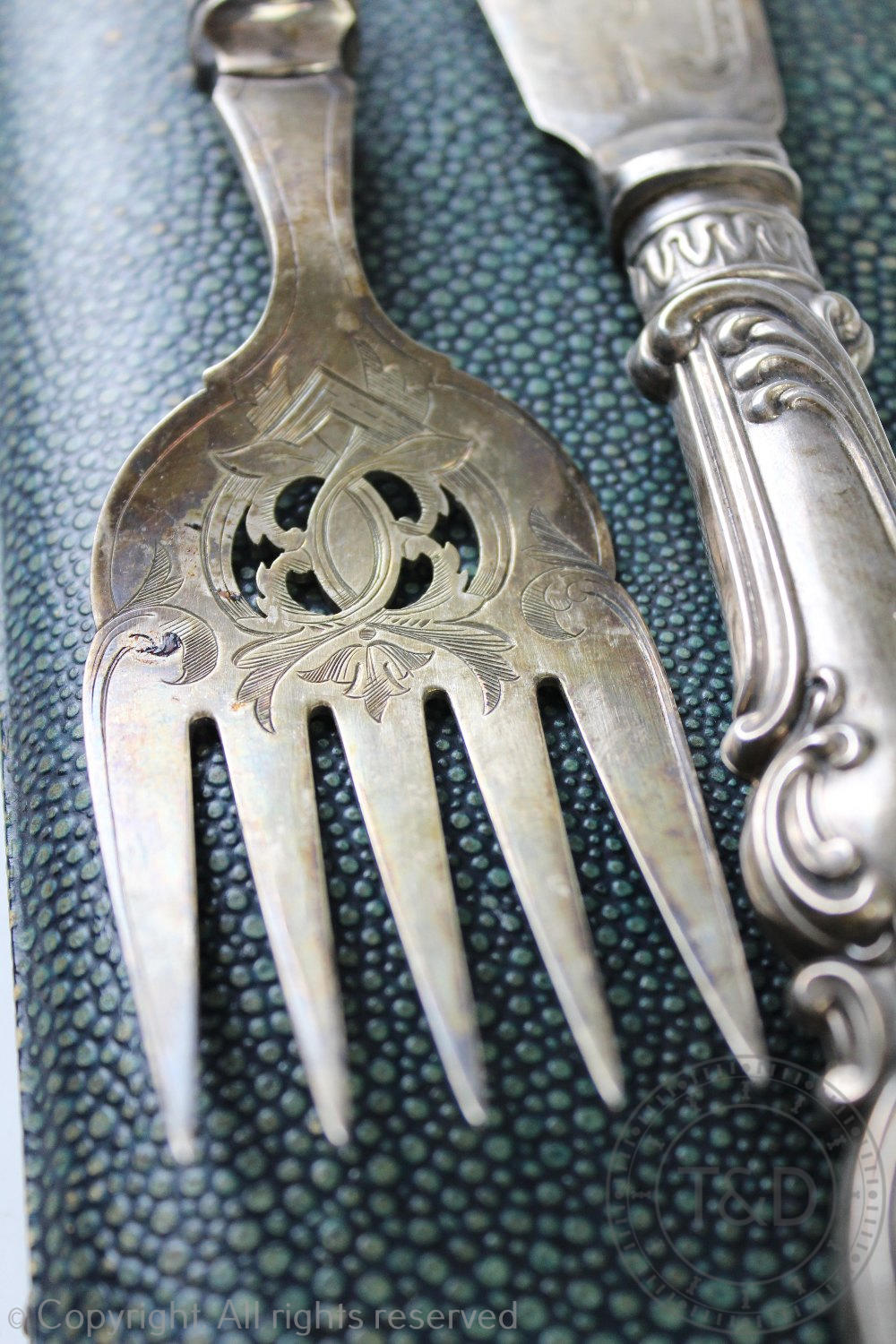 A George II silver cake slice, London 1746, with pierced silver blade and turned horn handle, - Bild 2 aus 6