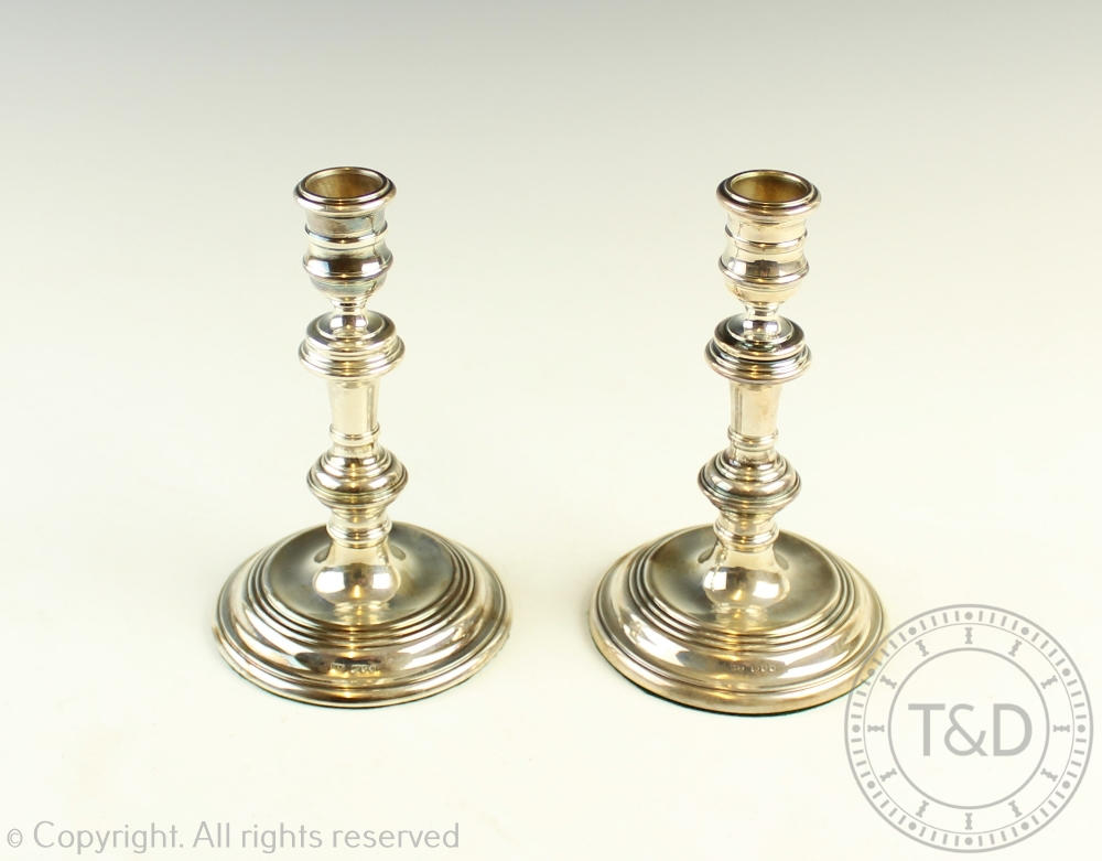 A pair of silver candlesticks, Richards & Knight, London 1967, - Bild 2 aus 3