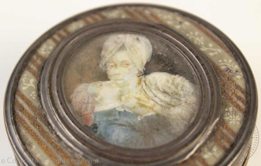 Two early 19th century French circular boxes, the larger tortoiseshell with gilt metal mounts, - Bild 3 aus 3