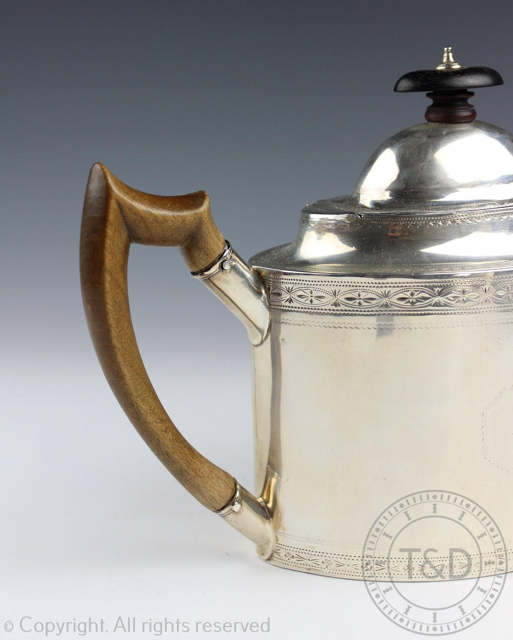 An Irish silver teapot Dublin circa 1800, of straight sided oval form and with chased borders, - Bild 2 aus 3