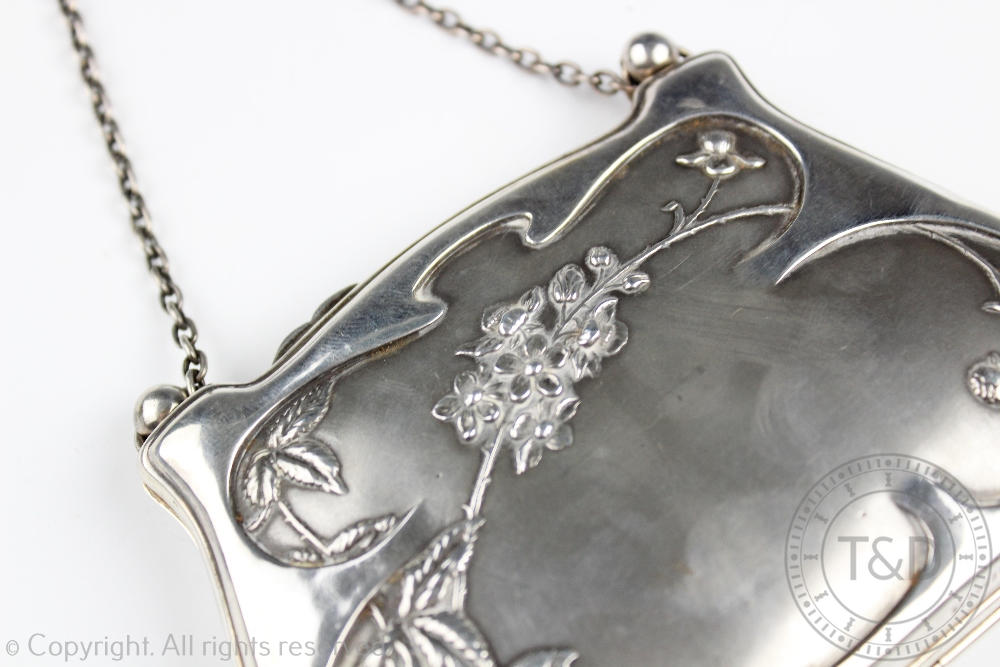 An Edwardian silver purse, of traditional form and with embossed flowering foliage design, - Bild 2 aus 3