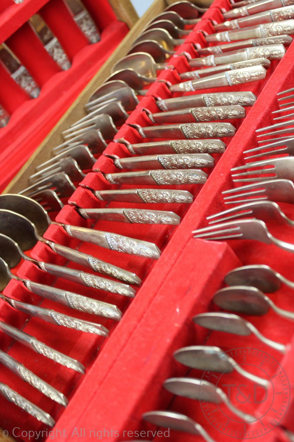 A cased canteen of gilt metal cutlery set, Thai, each piece cast with Buddha terminal, - Bild 2 aus 3