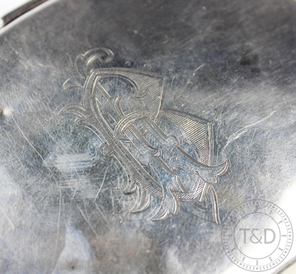 An Edwardian silver purse, of traditional form and with embossed flowering foliage design, - Bild 3 aus 3