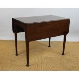 An Edwardian mahogany drop leaf table on tapered square legs, 70cm H x 86.