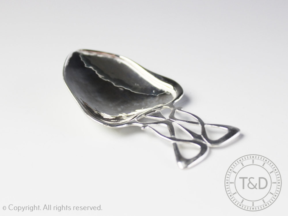 A silver Arts and crafts caddy spoon, Deakin & Francis Ltd, Birmingham 1904,