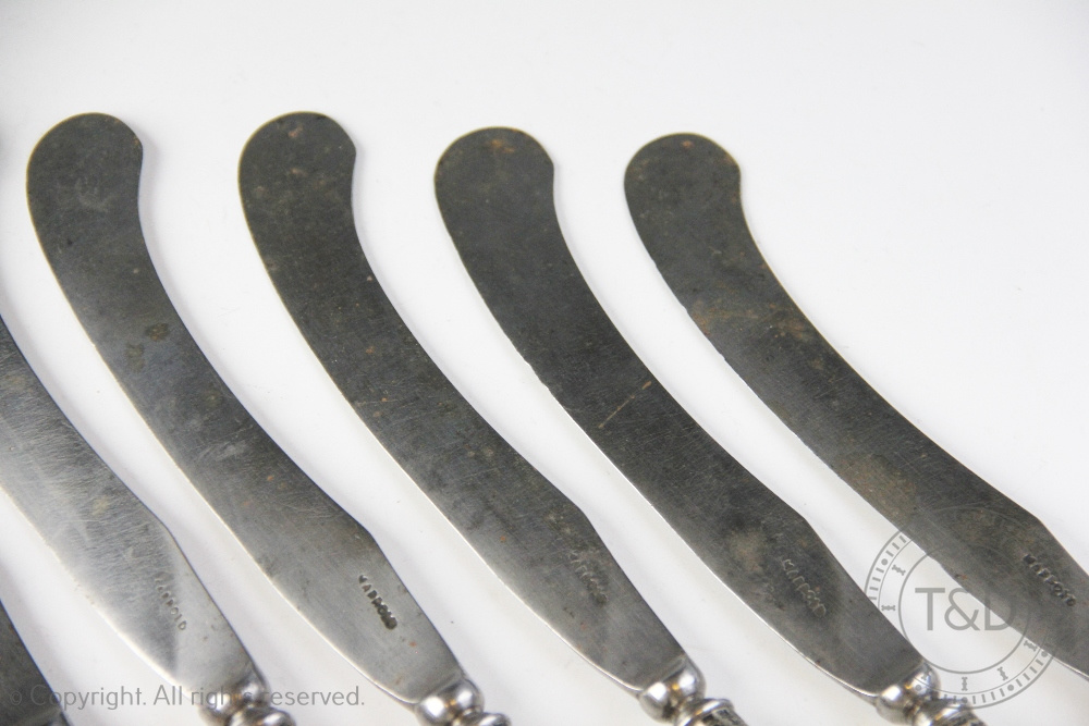 Twelve 18th century two-tine steel forks and knives, - Image 5 of 6