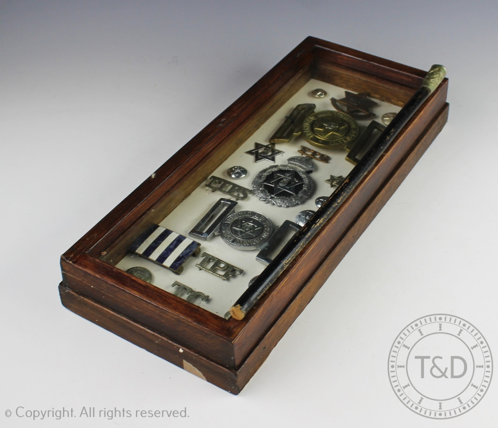 A collection of Trinidad and Tobago police uniform buckles, badges, initials and stars, - Bild 2 aus 2