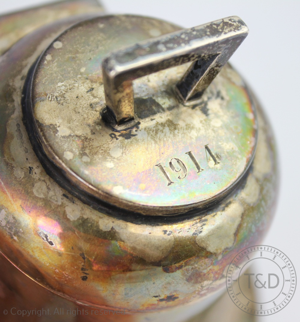 A George V silver bell shaped desk inkwell, Birmingham 1912, engraved '1914' to the cover, - Image 3 of 3