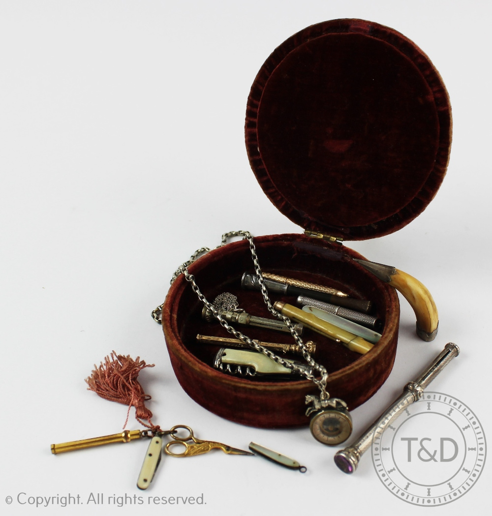 A velvet covered casket containing an assorted collection of retractable propelling pencils, - Image 3 of 3