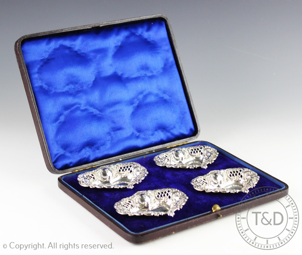 An Edwardian cased set of four silver bon bon dishes, Henry Matthews, Birmingham 1904,