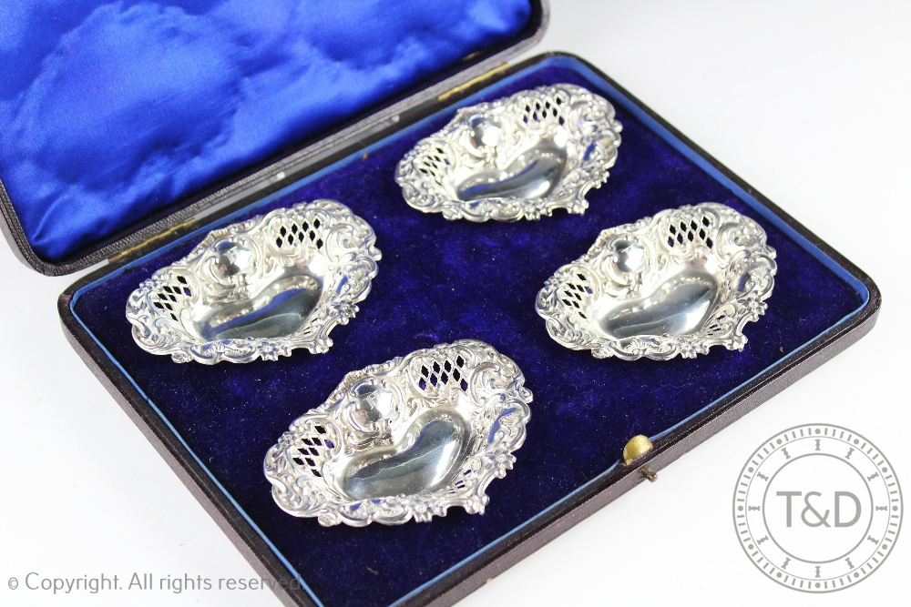 An Edwardian cased set of four silver bon bon dishes, Henry Matthews, Birmingham 1904, - Image 2 of 3