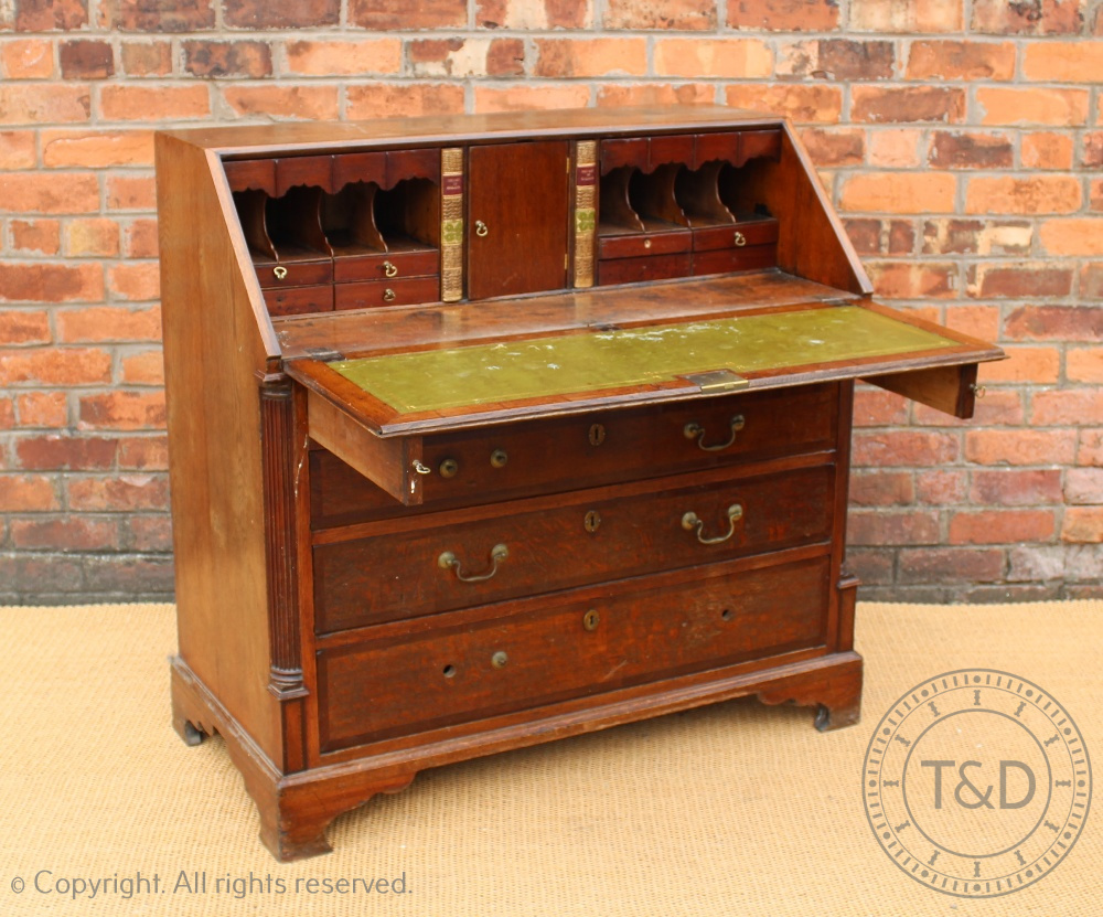 A George III oak and mahogany cross banded bureau, with fall enclosing a fitted interior, - Bild 2 aus 2