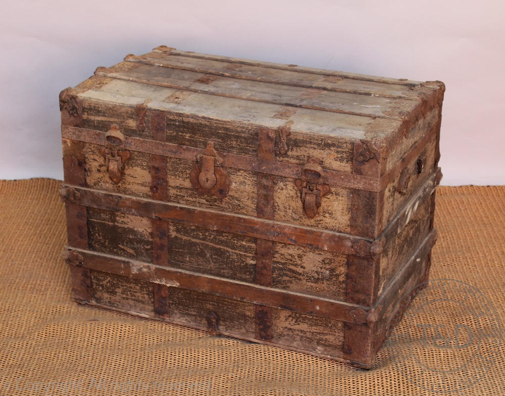 A vintage travelling trunk, with a pair of arched screens, a panelled screen, a wall clock, - Image 2 of 3